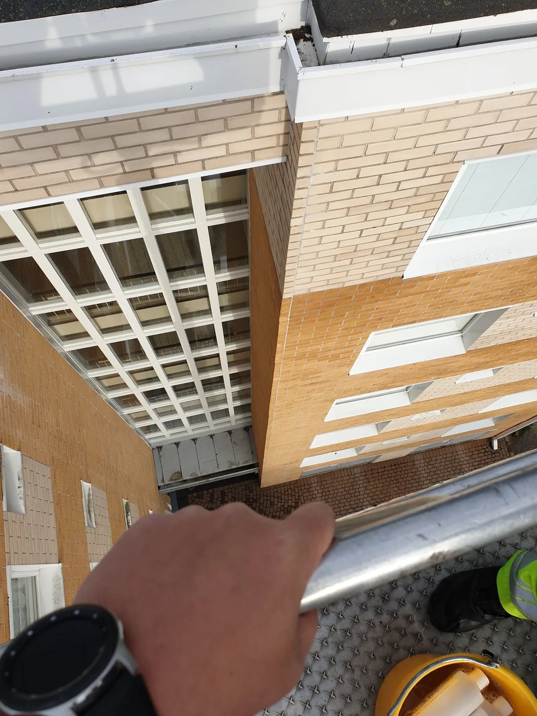 Korkeiden ikkunoiden pesu nostimella