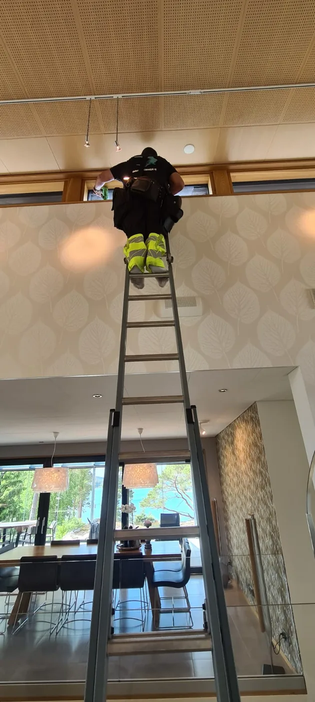 Korkean lasiseinän pesu